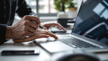 découvrez nos astuces simples et efficaces pour nettoyer votre pc portable et améliorer ses performances, afin de profiter d'un ordinateur rapide et optimisé.