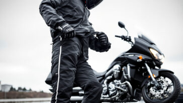 découvrez nos conseils pour bien choisir votre pantalon de pluie et vos équipements moto afin de rouler confortablement et en toute sécurité, même par mauvais temps.