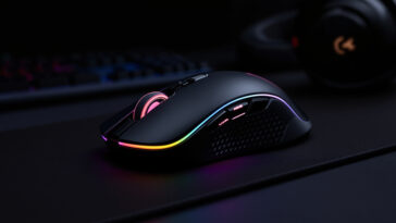 découvrez comment choisir la meilleure souris gamer sans fil en fonction de la latence, de l'autonomie et d'autres critères essentiels pour une expérience de jeu optimale.