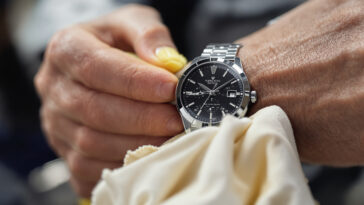 découvrez des astuces simples et efficaces pour nettoyer votre montre en acier et en verre, et lui redonner éclat et brillance facilement.